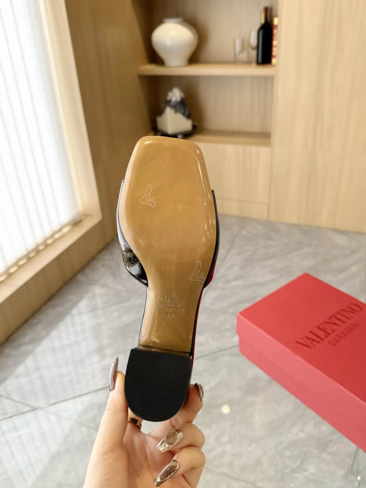 👟👟Ex-factory price 400👟👟 Genuine leather sole +40 Top version 𝑉𝐴𝐿𝐸𝑁𝑇𝐼𝑁𝑂 Valentino new spring and summer new women's slippers. The unique V-buckle brings out a full sense of luxury. The new season will live up to expectations! Worth buying★Absolutely high-grade❥Original method, Absolutely sensual❥Elegant style, creating a different feeling, simple and elegant style!  Code number: 35-41 (34-42 customized, non-refundable) Fabric: Imported cow patent leather, 4 colors available Inner feet: Inner sheepskin Heel height: 6.5CM Leather outsole Rubber outsole